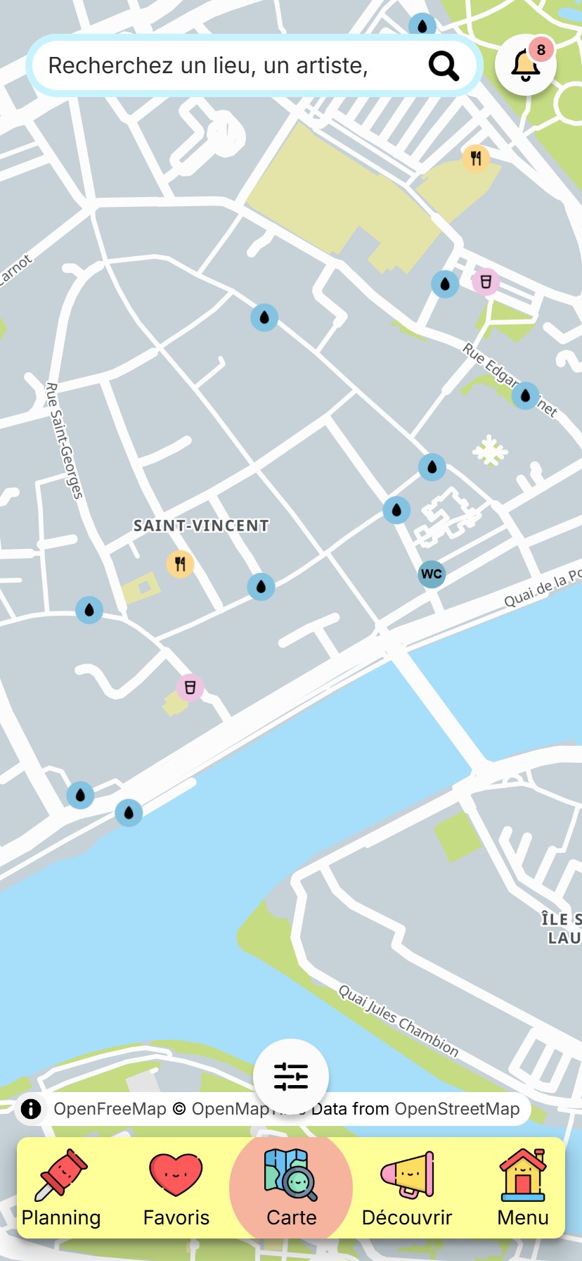 Écran Carte avec les calques de services activés : points d'eau, sanitaires, restauration et buvette signalés par de petites icônes sur le plan.